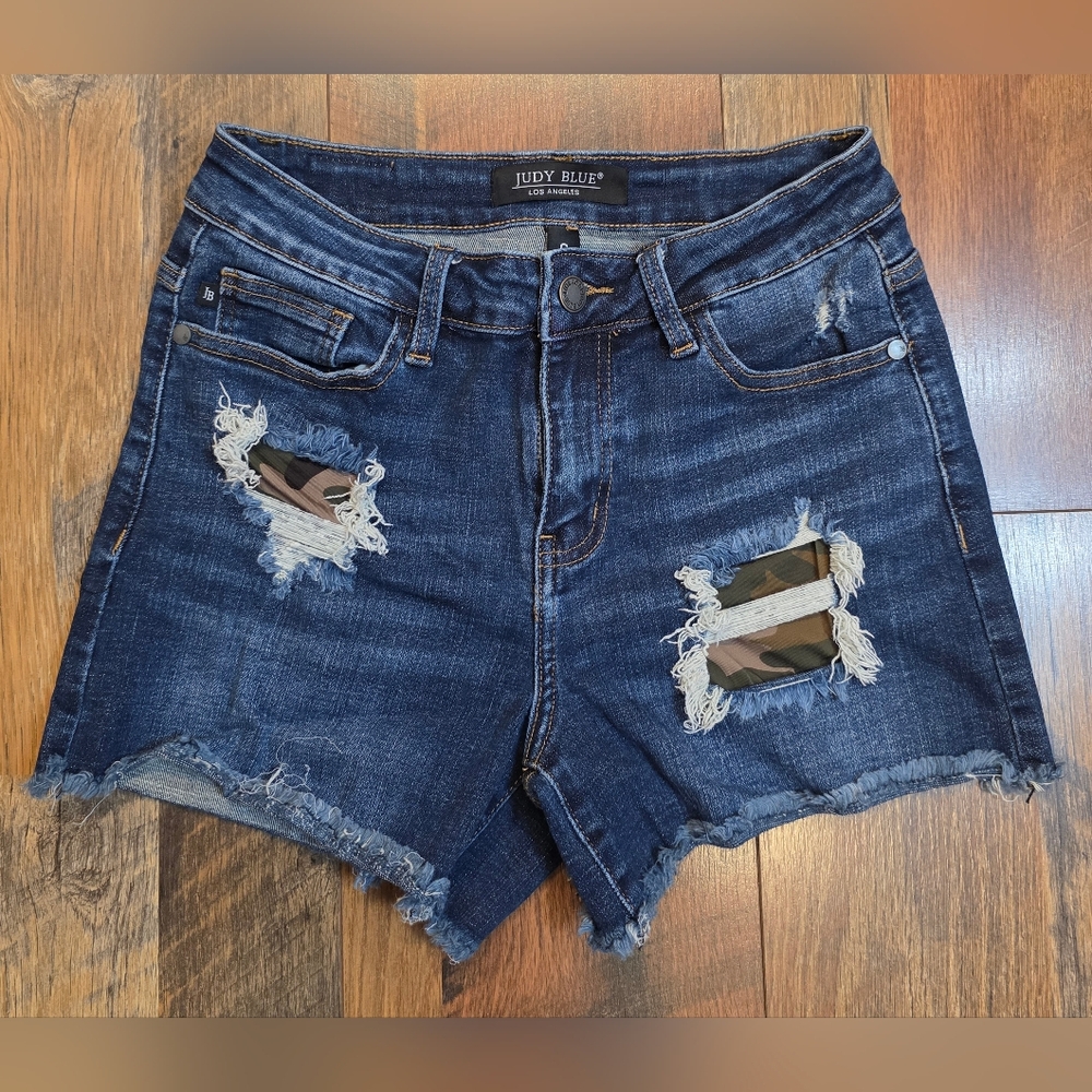 Judy Blue Women's Ripped Jean Shorts CAMO patch - Dark Blue